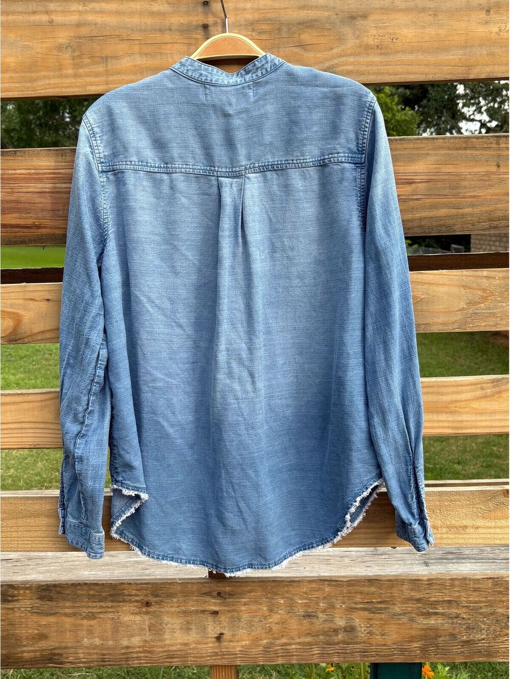 #132 Cloth & Stone Anthropologie Frayed Denim Button Top - Picture 4 of 4